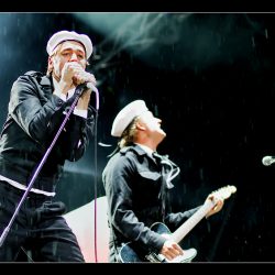 16_03-the-hives-27_08_2010-oo