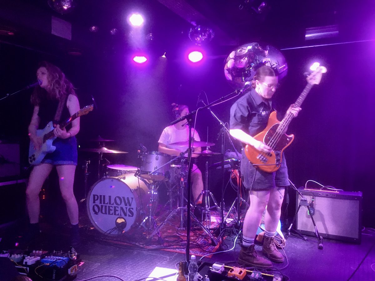 Pillow Queens Blumen, Nebel und Hitze ARTNOIR