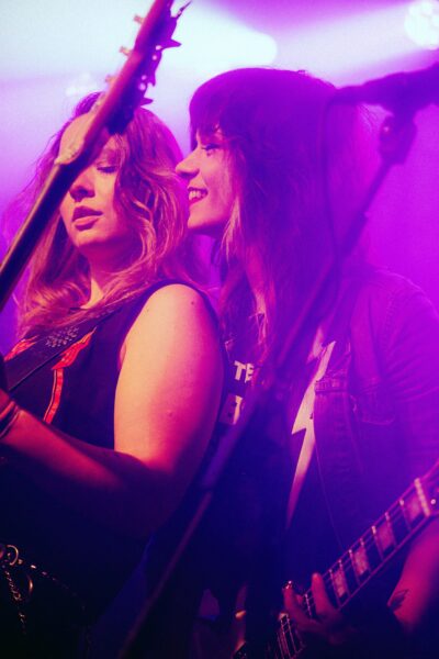 v.l.n.r. Robin Readbreast (Bass), Sandy Dee (Gitarre)