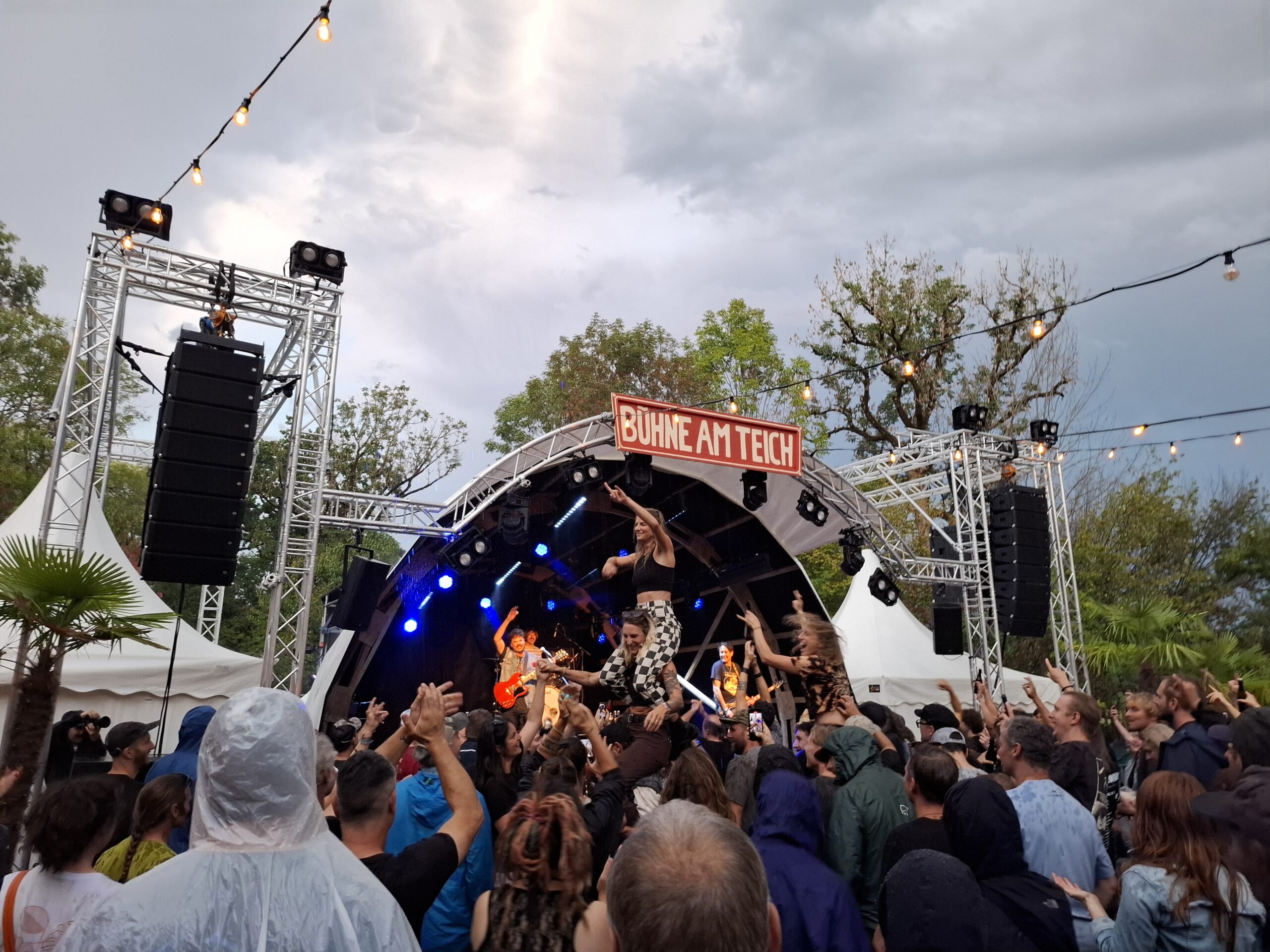 Wolfmother - Feierabendkonzert auf der Bühne am Teich